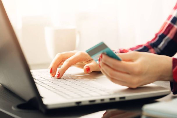 Frau macht Online-Zahlung mit Kreditkarte - Foto, Bild
