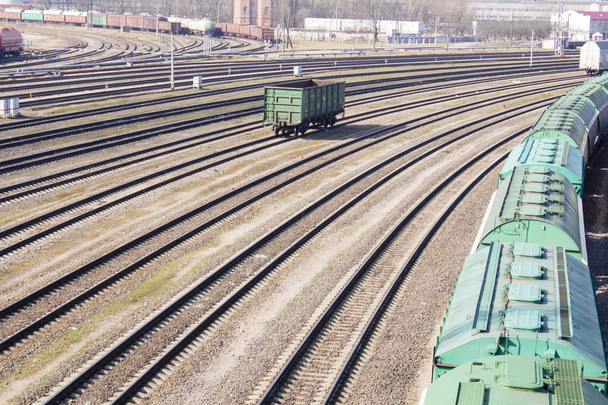 Промышленный вид с большим количеством вагонов грузовых железнодорожных поездов - Фото, изображение