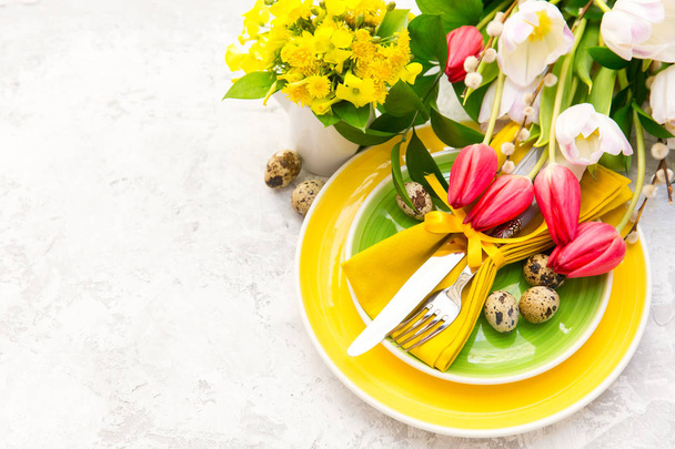 Easter holiday. Table settings with eggs and flowers  - Foto, immagini