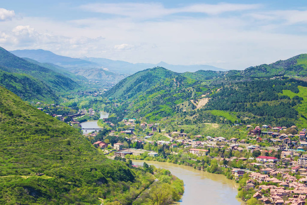 Gruzie, Hora, pohled na řeku a město Mtskheta. Selektivní fokus. - Fotografie, Obrázek