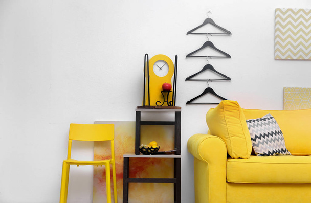interior do quarto com sofá amarelo
 - Foto, Imagem