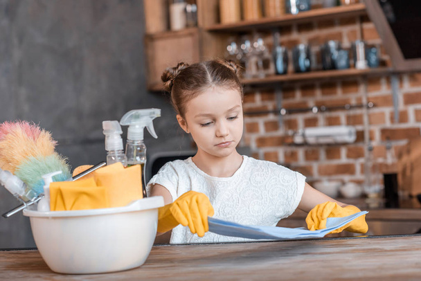 Girl with cleaning supplies - Foto, Imagen