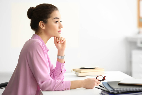 young woman sitting in office - Foto, imagen