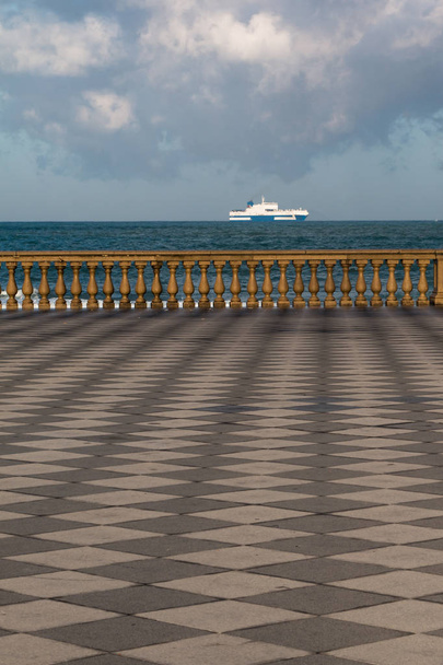 Livourne 's Mascagni Terrasse et White Ferry-boat en arrière-plan
,  - Photo, image