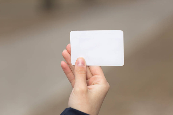 Кредитна картка в жіночих руках красива
 - Фото, зображення