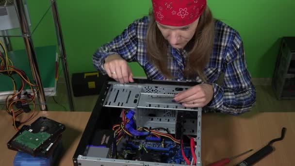Skilled computer service worker man installing ram memory into desktop pc - Footage, Video