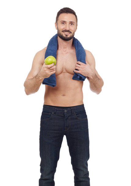 Веселый мужчина без рубашки с яблоком
 - Фото, изображение