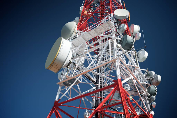 Telecommunicatie toren weergave - Foto, afbeelding