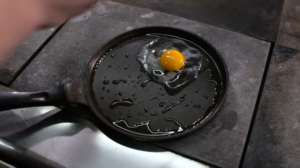 Fried egg in a frying pan - Filmati, video