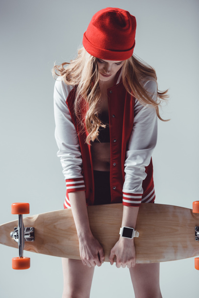 Hipster vrouw met longboard - Foto, afbeelding