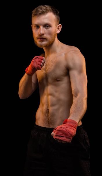 Parrakas nyrkkeilijä, jolla on nyrkkeilysiteet
 - Valokuva, kuva