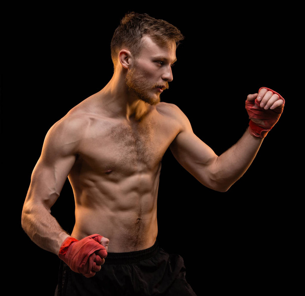 Nuori mies nyrkkeilyharjoittelun aikana
 - Valokuva, kuva