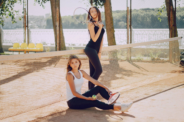 duas meninas atletas
 - Foto, Imagem