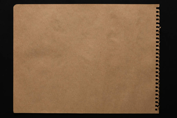 Arkusz brązowy papier na białym na czarnym tle - Zdjęcie, obraz