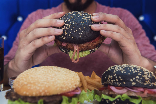 Homme mangeant des hamburgers
 - Photo, image