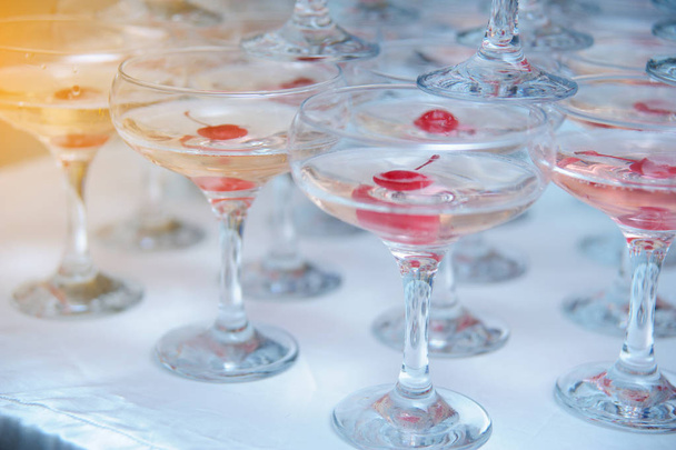 Una piramide di bicchieri di champagne con una ciliegia
 - Foto, immagini