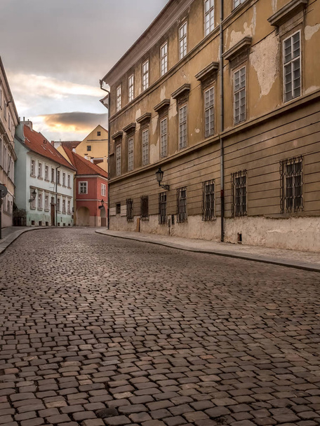 プラハ城地区の古い石畳の通り - 写真・画像
