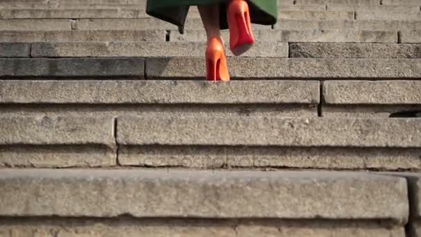 Ženské nohy chůzi nahoru na kamenné schodiště - Záběry, video