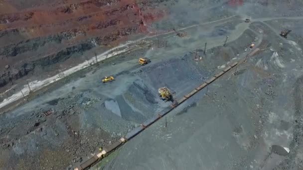 Mijnbouw werkt graafmachine elektrische locomotief bulldozer overbelasting - Video