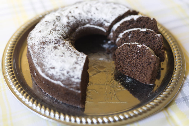 Gâteau au chocolat fait maison avec verre à sucre
  - Photo, image