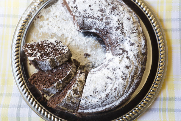Torta al cioccolato fatta in casa con vetro di zucchero
  - Foto, immagini