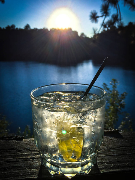 cocktail du soir au bord du lac au coucher du soleil
 - Photo, image