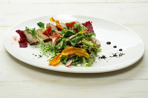 Green salad with baked meat - Fotoğraf, Görsel