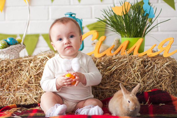 Mignon petit bébé tenant oeuf le jour de Pâques
 - Photo, image