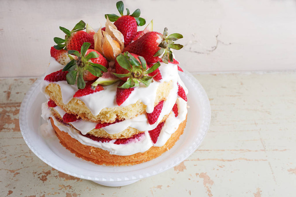 Homemade cream layer cake, fresh, colorful, and delicious dessert with juicy strawberries, sweet whipped cream and cream cheese - Zdjęcie, obraz