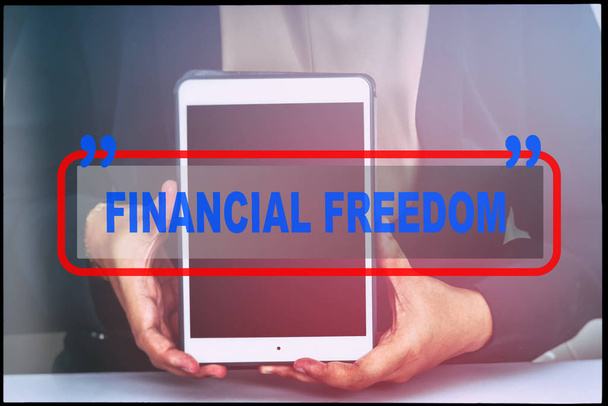 Hand und Text "finanzielle Freiheit" mit Vintage-Hintergrund. Technologiekonzept. - Foto, Bild