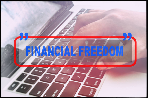 Ręka i tekst "Wolności finansowej" z rocznika tle. Koncepcja technologiczna. - Zdjęcie, obraz