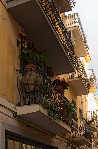 Pieni parveke kauniisti sisustettu eri kasveja ja kukkia. Taorminaa. Sisiliassa. Italia
 - Valokuva, kuva