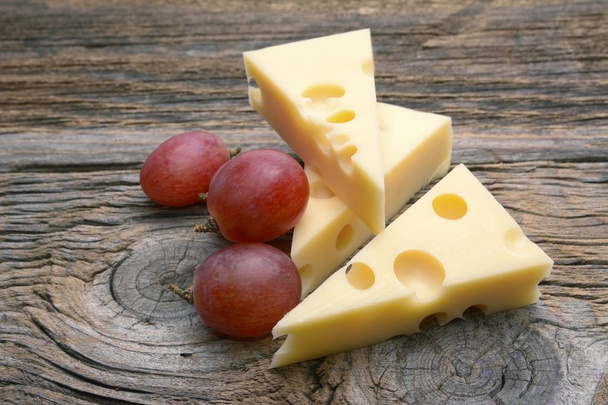 Emmental peyniri ahşap masa üzerinde - Fotoğraf, Görsel