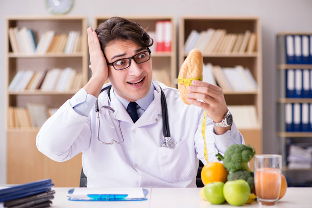 Lääkäri ruokavalioon käsite hedelmiä ja vihanneksia - Valokuva, kuva