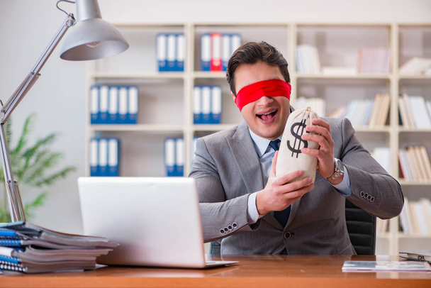Blindfold επιχειρηματίας κάθεται στο γραφείο στο γραφείο - Φωτογραφία, εικόνα