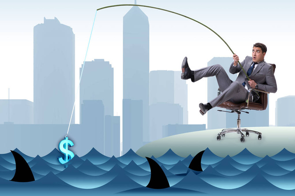 Επιχειρηματίας που ψαρεύει δολάρια από το νερό - Φωτογραφία, εικόνα