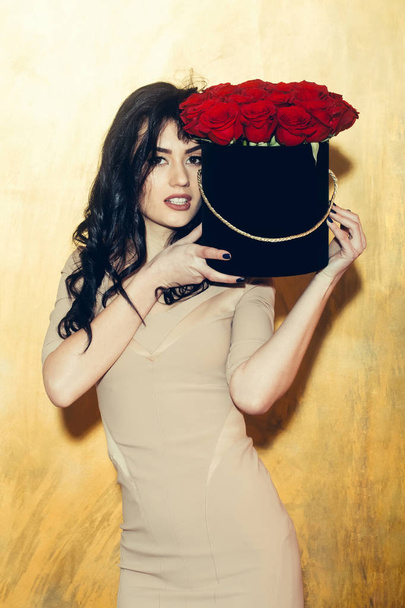Pretty girl with red roses in box - Φωτογραφία, εικόνα