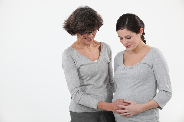 těhotná žena se svou matkou - Fotografie, Obrázek