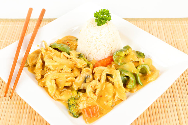 Aziatische kip met curry - Foto, afbeelding