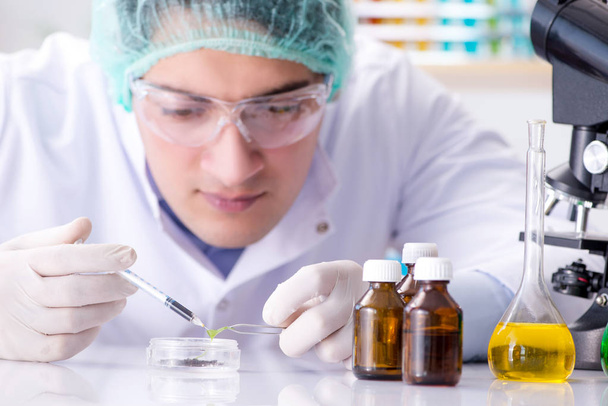 Concept de l'industrie pharmaceutique avec scientifique en laboratoire
 - Photo, image