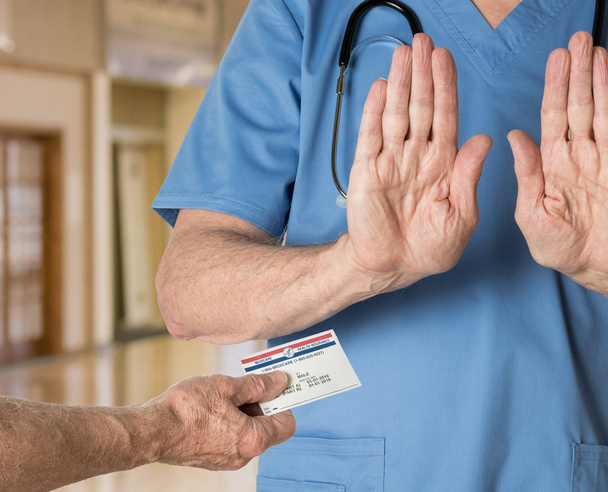 Vedoucí lékař v úboru odmítá Medicare kartu - Fotografie, Obrázek