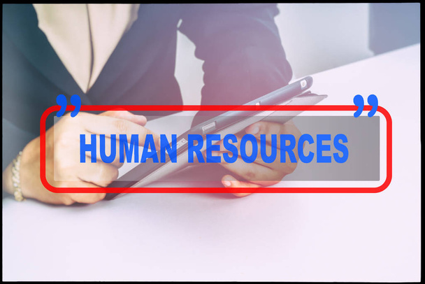 Hand und Text "Human Resources" mit historischem Hintergrund. Technologiekonzept. - Foto, Bild