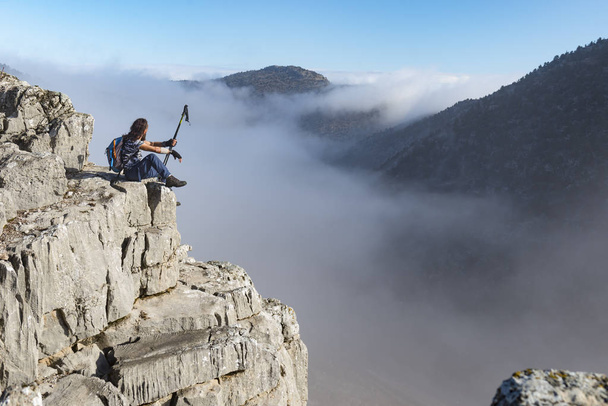 escalador nas rochas sozinho nas montanhas nebulosas
 - Foto, Imagem