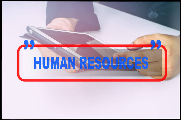 Hand en tekst "Human Resources" met vintage achtergrond. Technologie concept. - Foto, afbeelding