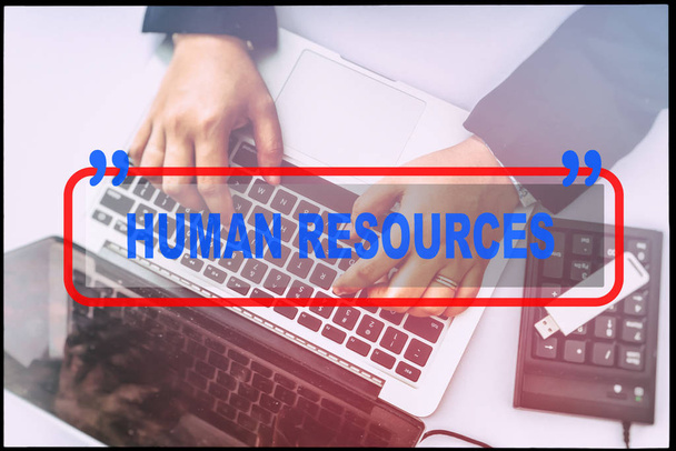 Hand und Text "Human Resources" mit historischem Hintergrund. Technologiekonzept. - Foto, Bild