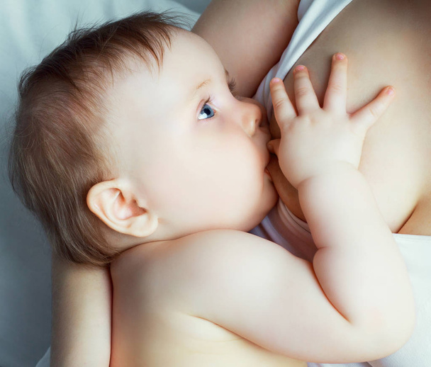 mother breastfeeding baby - Foto, afbeelding