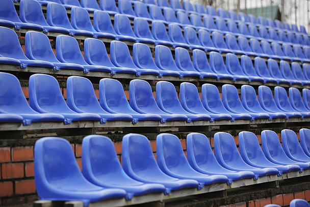rij blauwe stoelen - Foto, afbeelding