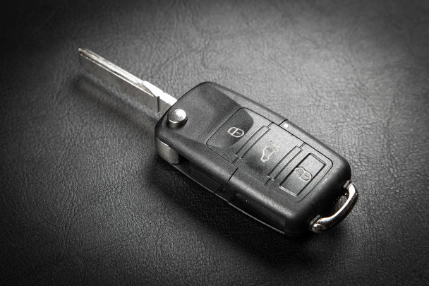 Ключ от машины на темном фоне
 - Фото, изображение