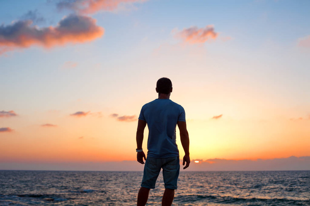 man silhouette at sunset near the sea - Foto, Imagem