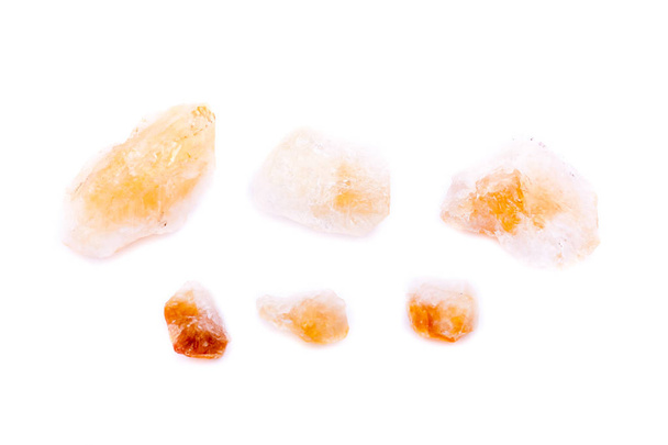 Macro mineral de piedra citrina sobre fondo blanco
 - Foto, imagen
